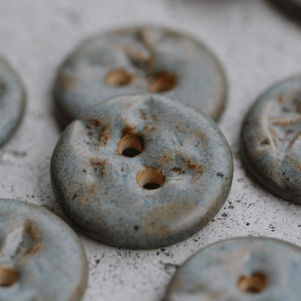 8 pcs. 18mm ceramic buttons rusty blue